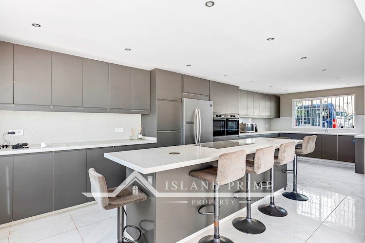 7 bed villa for sale in Chayofa