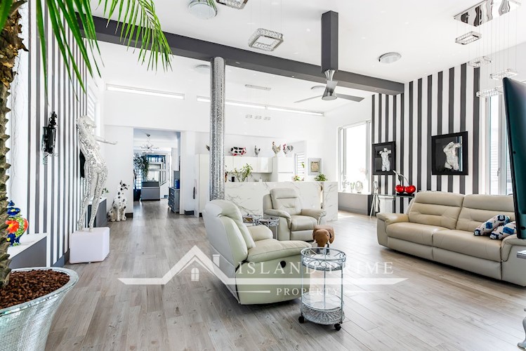 5 bed villa for sale in El Madronal