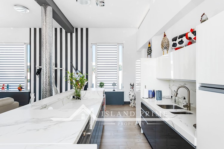 5 bed villa for sale in El Madronal