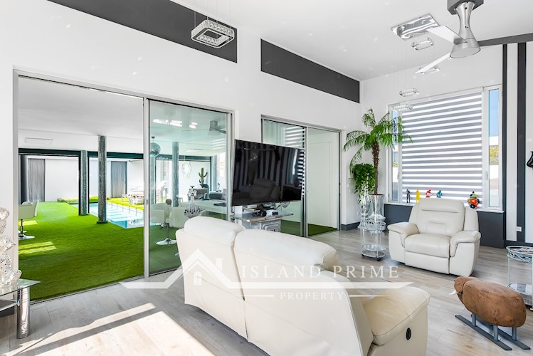 5 bed villa for sale in El Madronal