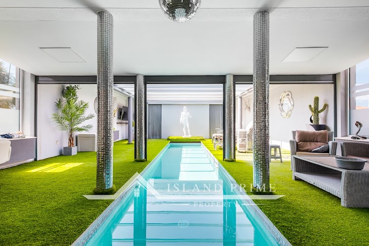 5 bed villa for sale in El Madronal