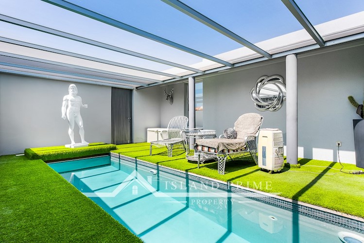 5 bed villa for sale in El Madronal