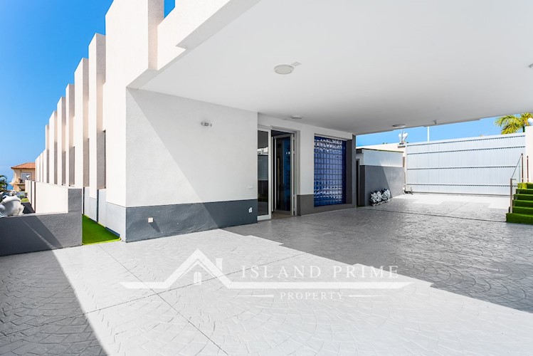 5 bed villa for sale in El Madronal