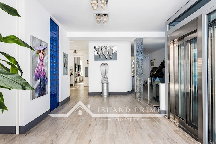 5 bed villa for sale in El Madronal