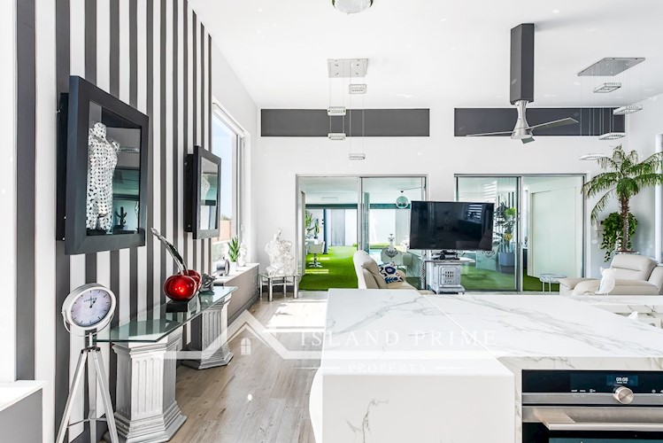 5 bed villa for sale in El Madronal