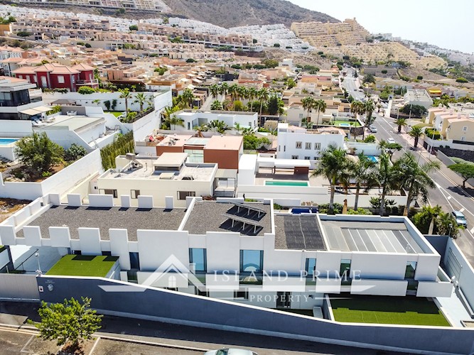 5 bed villa for sale in El Madronal