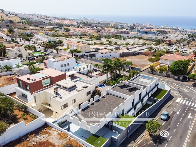 5 bed villa for sale in El Madronal