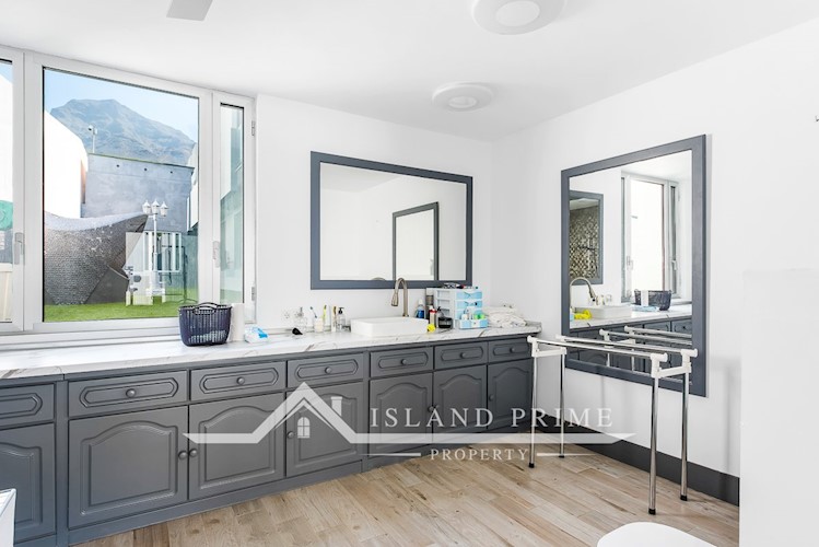 5 bed villa for sale in El Madronal