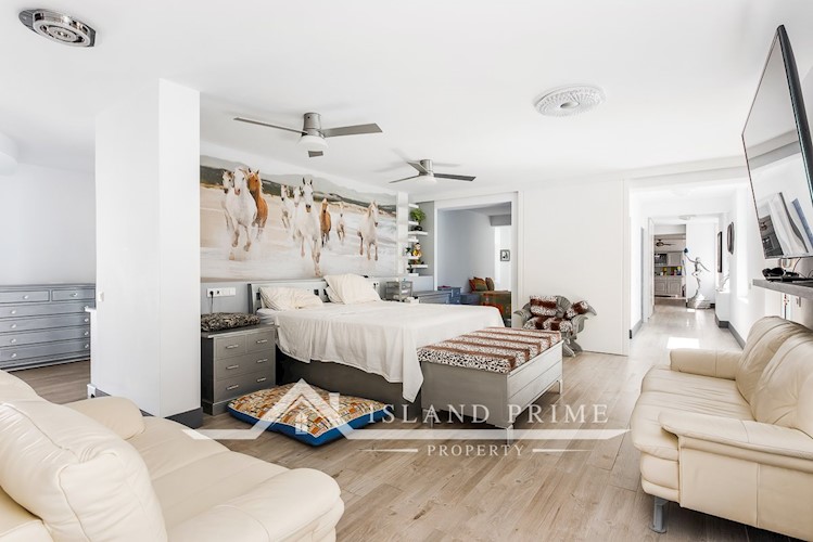 5 bed villa for sale in El Madronal