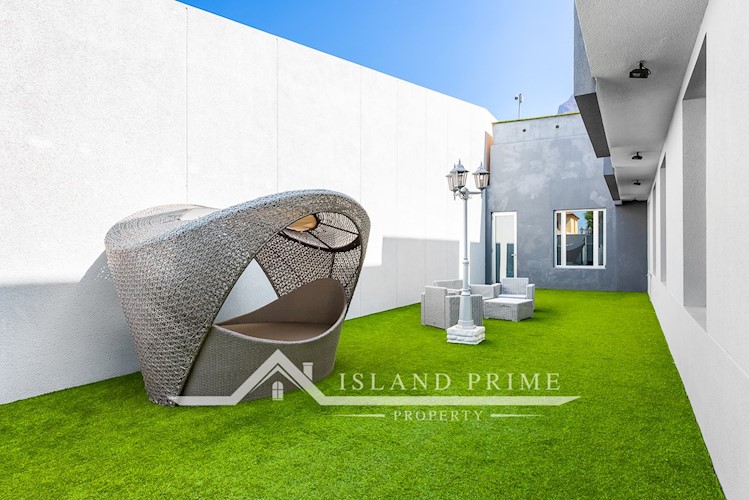 5 bed villa for sale in El Madronal