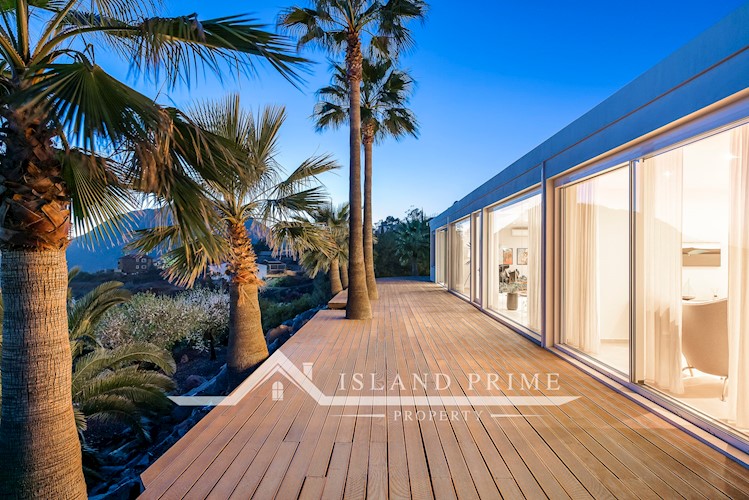 5 bed villa for sale in Arona