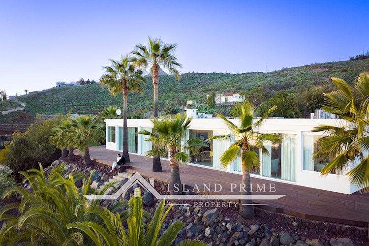 5 bed villa for sale in Arona