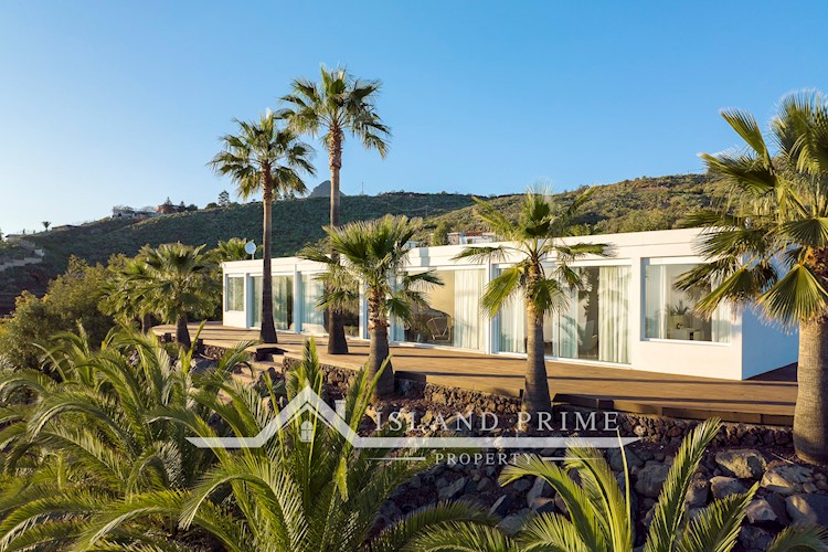 5 bed villa for sale in Arona