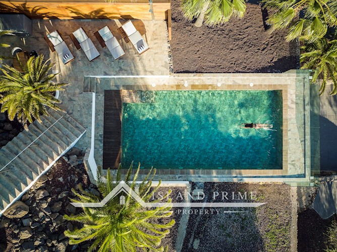 5 bed villa for sale in Arona