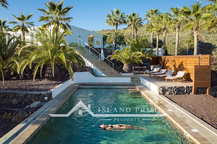 5 bed villa for sale in Arona