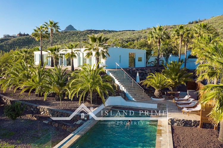 5 bed villa for sale in Arona