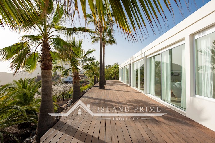 5 bed villa for sale in Arona