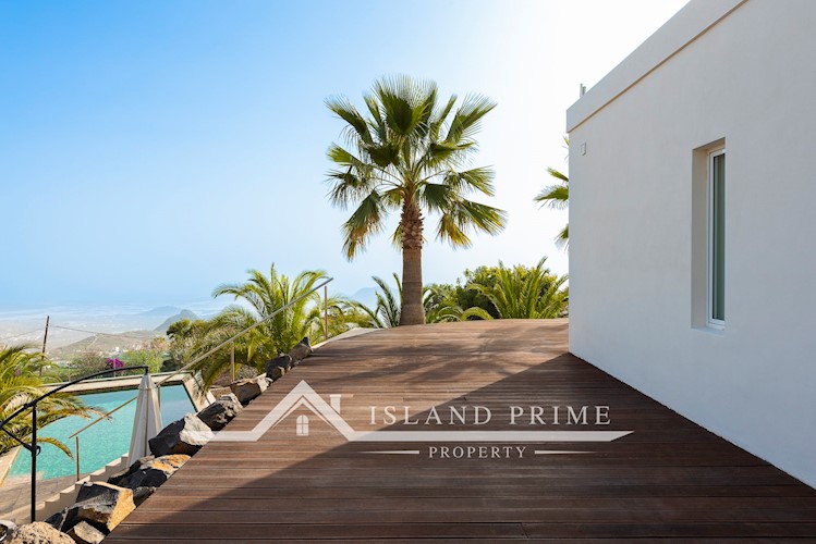 5 bed villa for sale in Arona