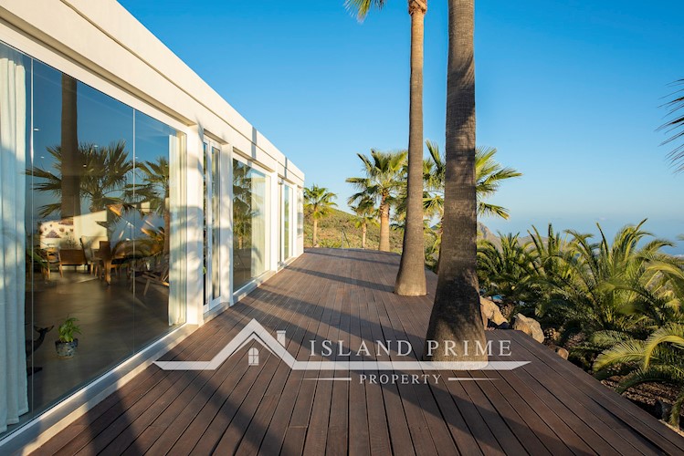 5 bed villa for sale in Arona