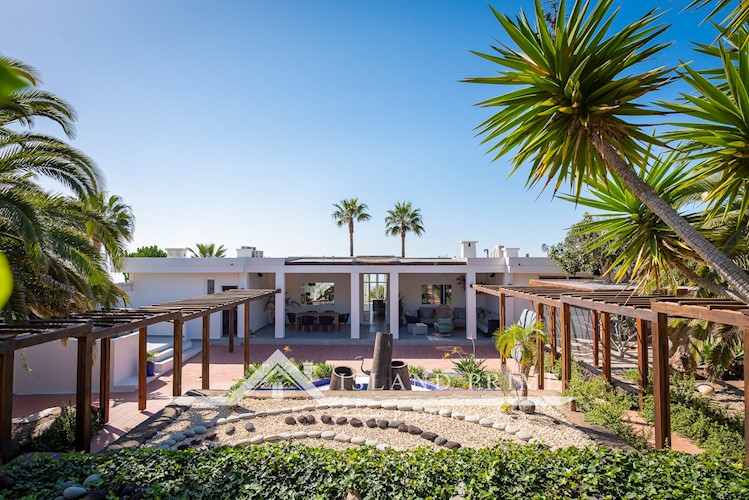 5 bed villa for sale in Arona