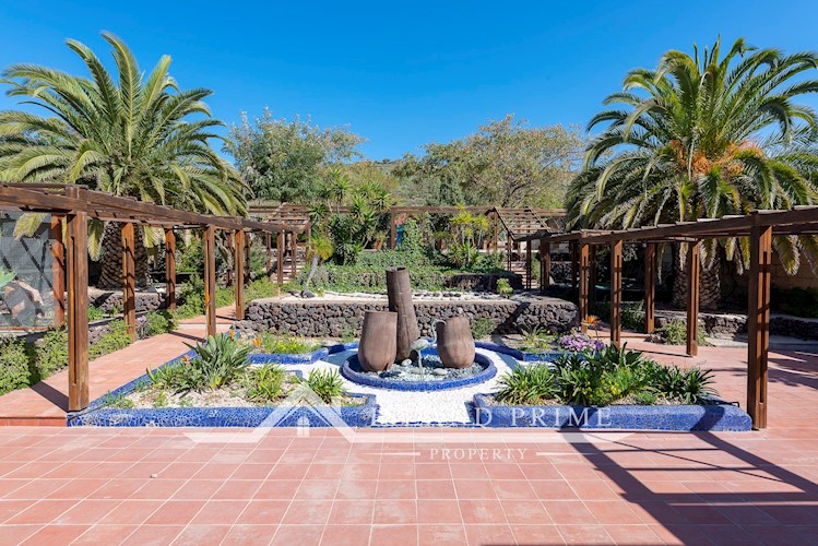 5 bed villa for sale in Arona