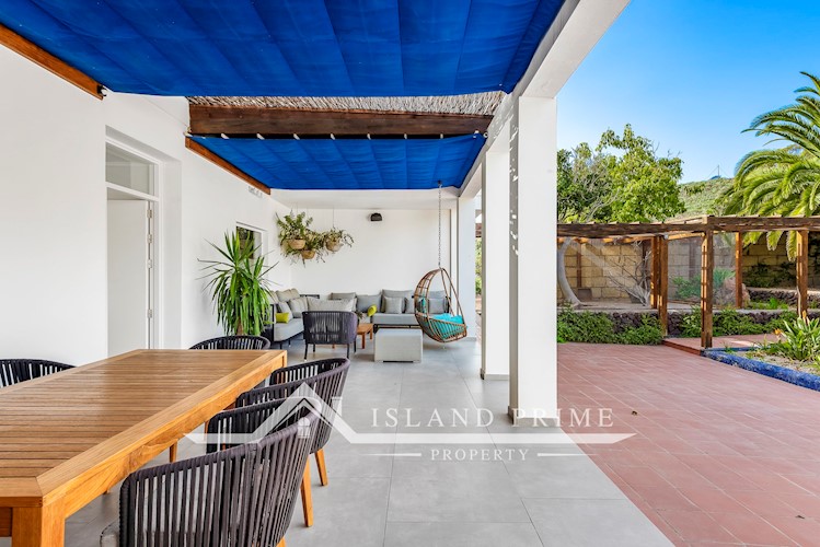 5 bed villa for sale in Arona