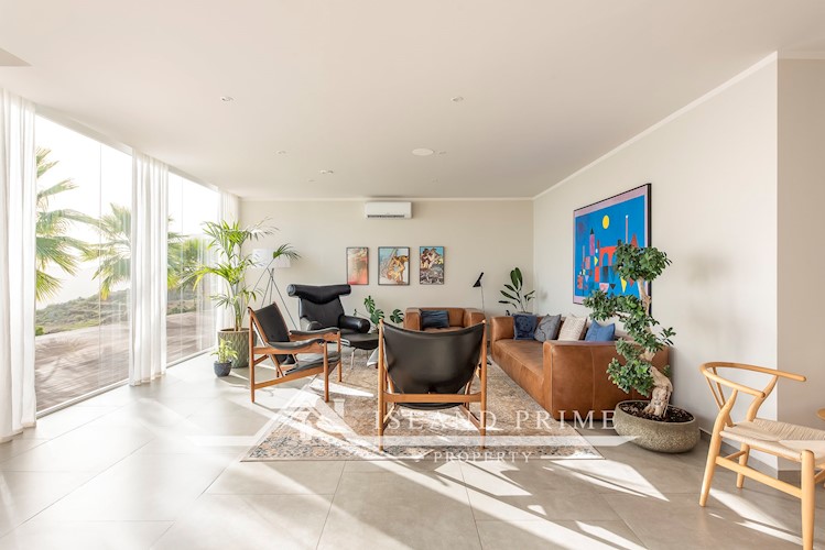 5 bed villa for sale in Arona