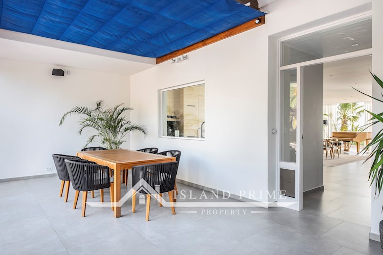 5 bed villa for sale in Arona