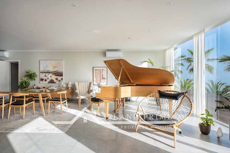 5 bed villa for sale in Arona