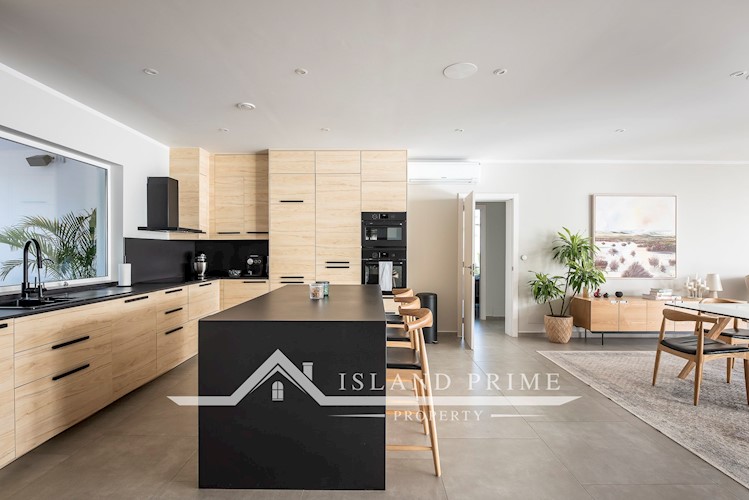 5 bed villa for sale in Arona