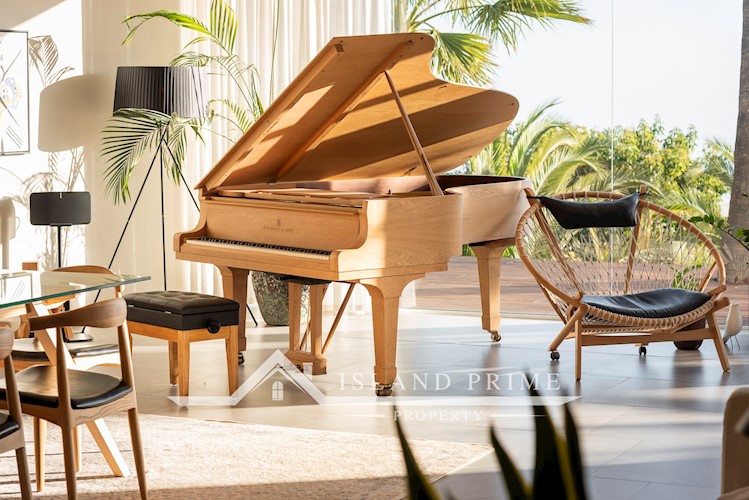 5 bed villa for sale in Arona