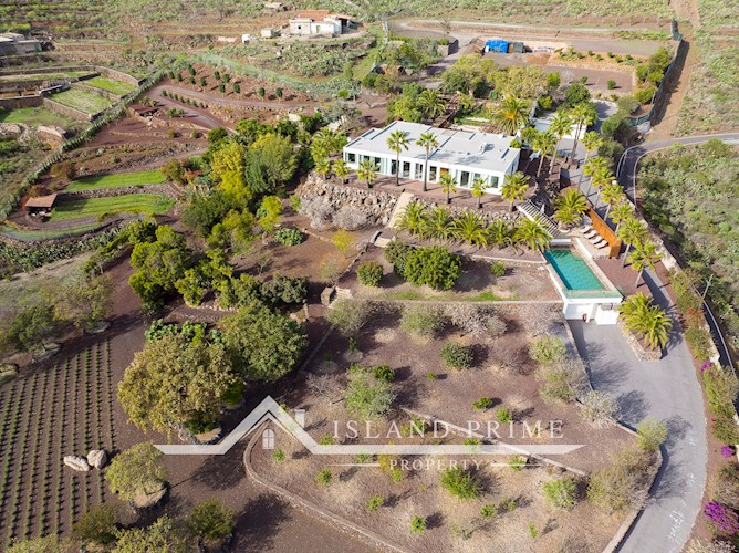 5 bed villa for sale in Arona