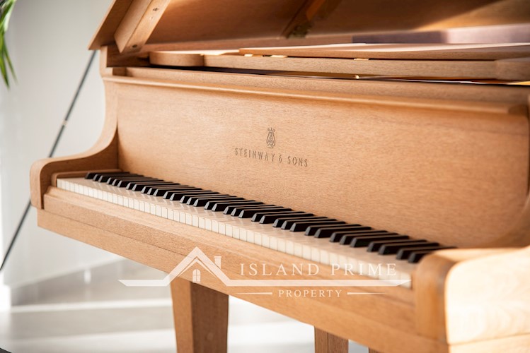 5 bed villa for sale in Arona