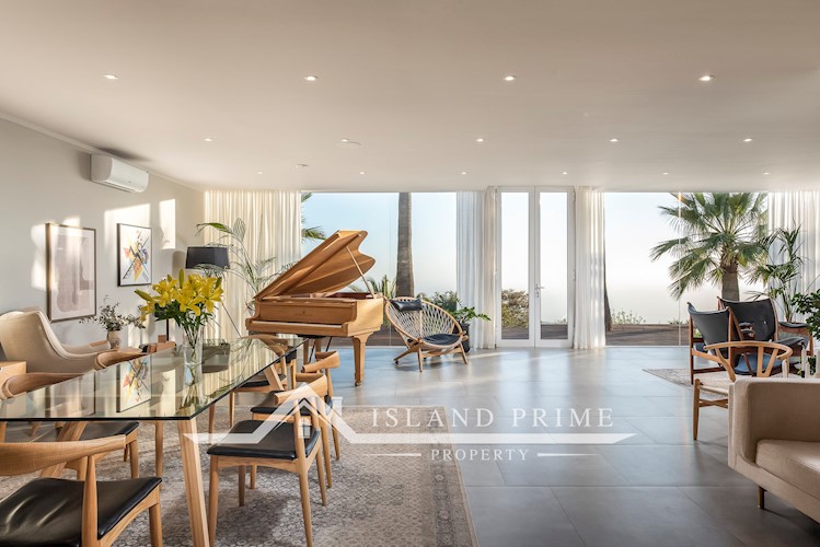 5 bed villa for sale in Arona