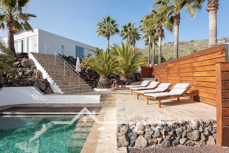 5 bed villa for sale in Arona