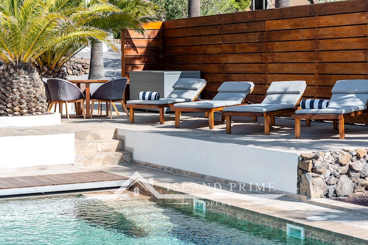 5 bed villa for sale in Arona