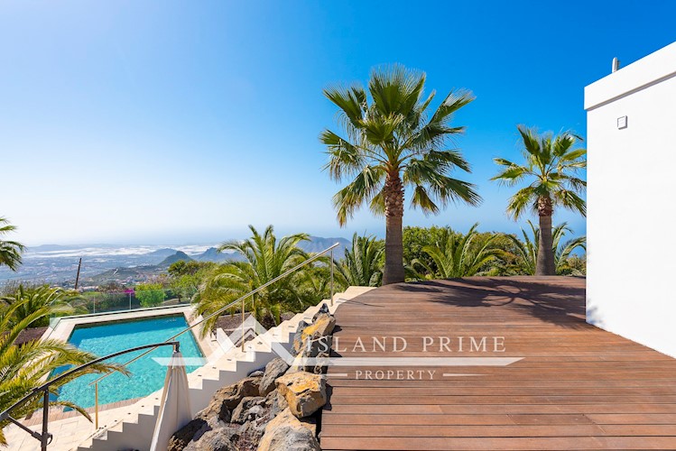 5 bed villa for sale in Arona