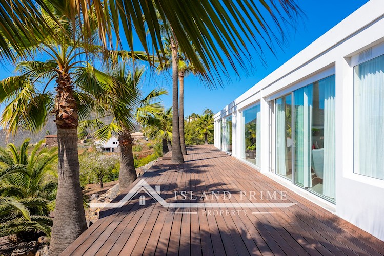 5 bed villa for sale in Arona