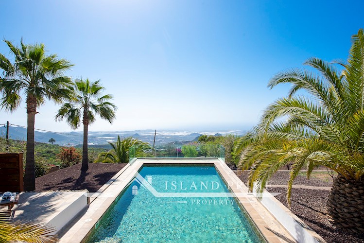 5 bed villa for sale in Arona