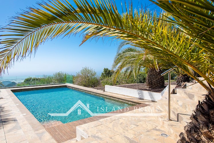 5 bed villa for sale in Arona