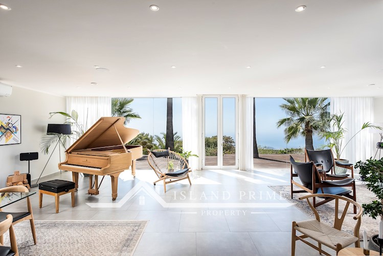 5 bed villa for sale in Arona