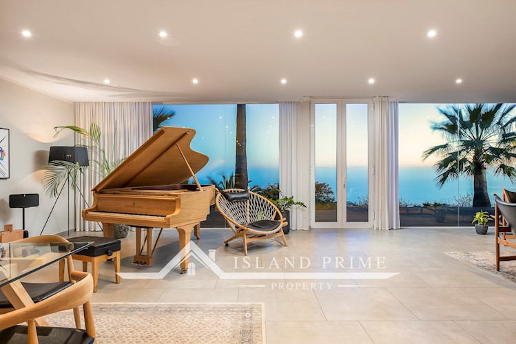 5 bed villa for sale in Arona