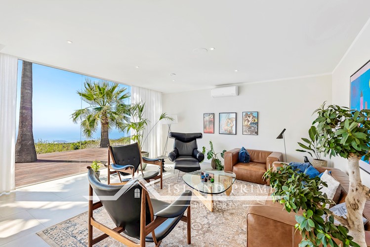 5 bed villa for sale in Arona