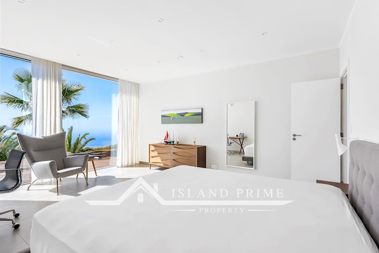 5 bed villa for sale in Arona