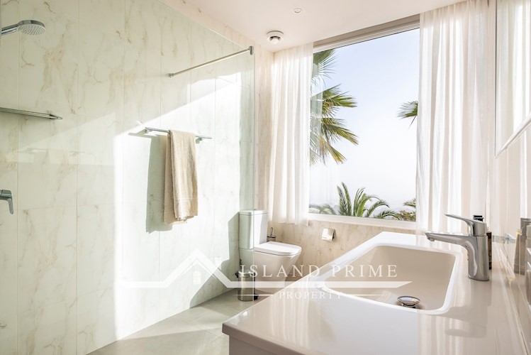 5 bed villa for sale in Arona