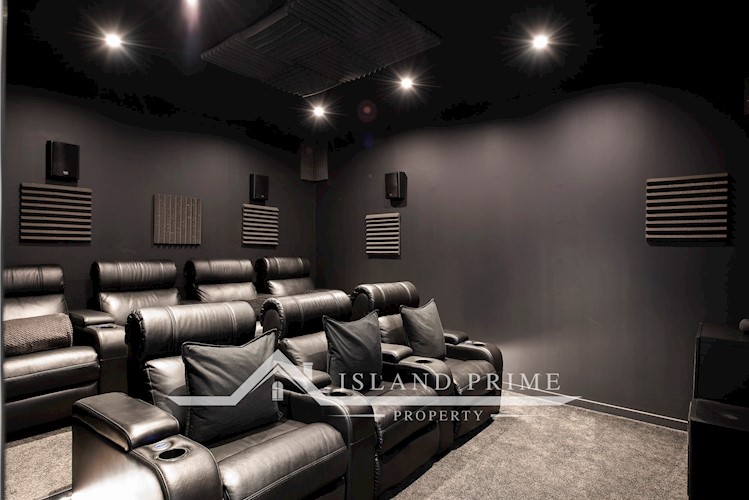 5 bed villa for sale in Arona