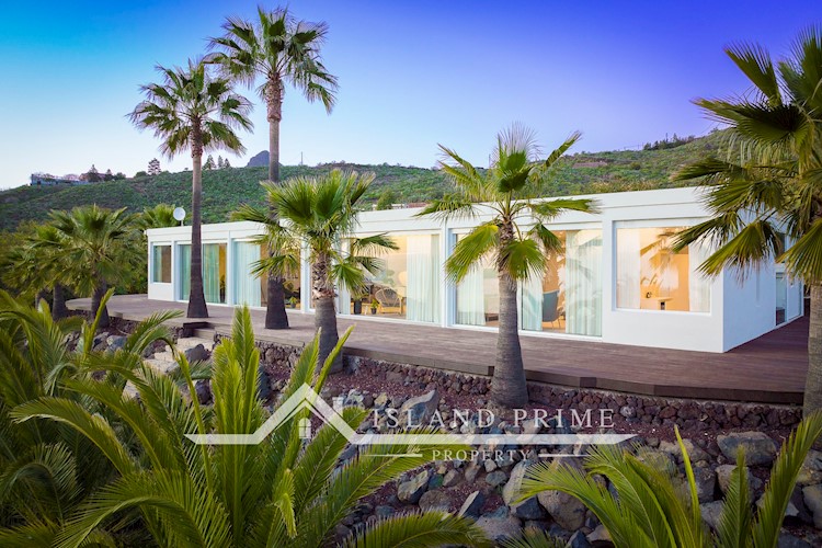 5 bed villa for sale in Arona