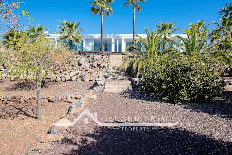 5 bed villa for sale in Arona