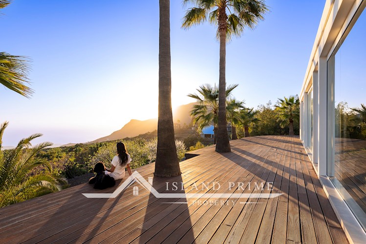 5 bed villa for sale in Arona