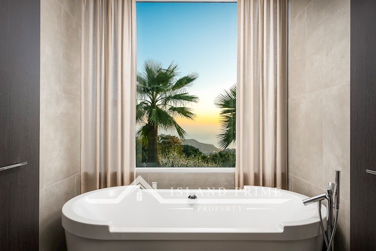 5 bed villa for sale in Arona